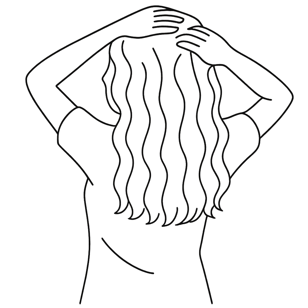 髪を触っている女性／AMUBELLE／アンベル